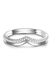 Anillo de plata con un diseño en chevrón, que presenta una banda de pequeñas gemas brillantes incrustadas a lo largo del borde superior. Acabado suave y pulido.