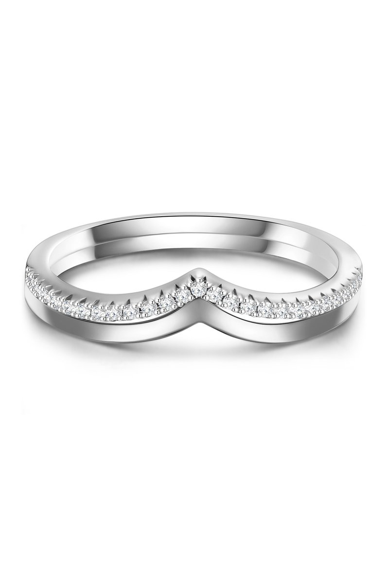 Anillo de plata con un diseño en chevrón, que presenta una banda de pequeñas gemas brillantes incrustadas a lo largo del borde superior. Acabado suave y pulido.