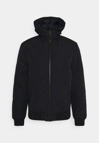 Czarna pikowana kurtka z zamkiem z przodu i kapturem. Posiada elastyczne mankiety i dół, wykonana z gładkiej tkaniny o matowym wykończeniu.