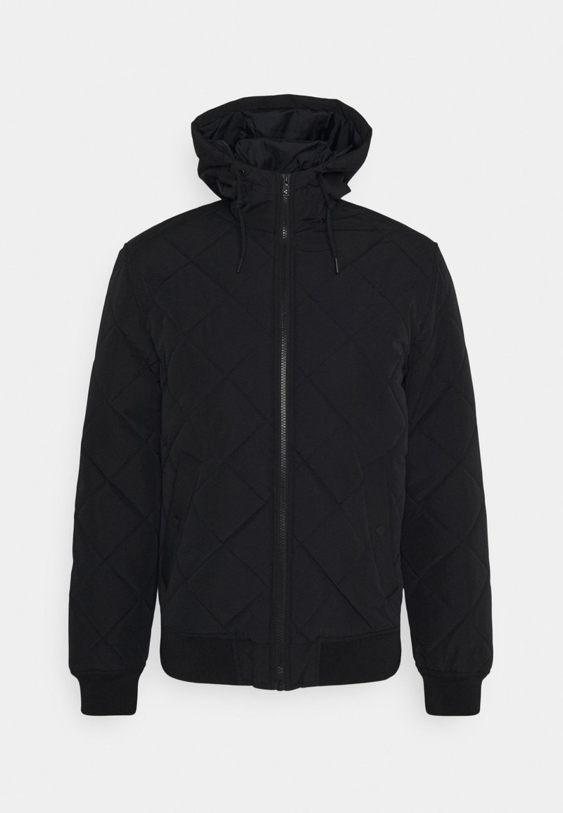 Czarna pikowana kurtka z zamkiem z przodu i kapturem. Posiada elastyczne mankiety i dół, wykonana z gładkiej tkaniny o matowym wykończeniu.