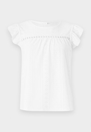 Biely top s krátkym rukávom vyrobený z textúrovanej látky s očkovými vzormi. Má splývavý živôtik a volánové rukávy, čím vytvára uvoľnenú siluetu.