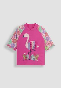 Vaaleanpunainen lyhythihainen rash guard, jossa on flamingo-applikaatio, röyhelökoristeet, kukkakuosiset hihat ja brodeerattuja kasveja.