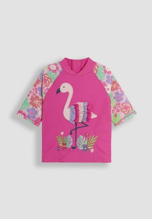 Rózsaszín, rövid ujjú napellenző, lángos applikációval, fodros díszítéssel, virágmintás ujjak és hímzett növények.