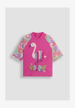 T-shirt de bain rose à manches courtes avec une application de flamant rose ornée de volants, des manches à motif floral et des plantes brodées.