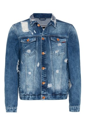 Veste en denim bleu délavé avec des zones usées, deux poches poitrine, boutons oranges et col effiloché. Coupe classique avec un léger affinage.