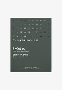 Groene vierkante doos met minimalistische pictogrammen en tekst. Labels zijn onder andere "SKANDINAVISK," "SKOG," en "Geurkaars." Gemaakt van Zweeds koolzaadwas.