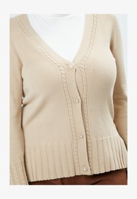 Valgt, beige