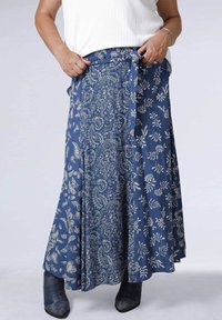 Denim maxi-jurk met een paisleypatroon in het wit op een donkerblauwe achtergrond. Heeft een strik taille en een vloeiende silhouet.