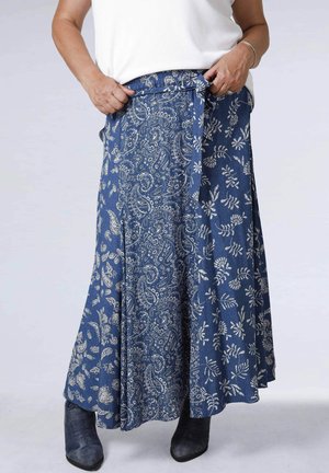 Jupe maxi en denim avec un motif paisley blanc sur fond bleu foncé. Dotée d'une taille à nouer et d'une silhouette fluide.
