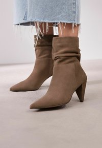 Next FOREVER COMFORT SLOUCH PULL-ON - Støvletter - mink brown