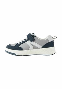 Baskets au design gris et marine, avec des accents en daim, des lacets blancs, une sangle Velcro et une semelle blanche texturée avec des taches noires.