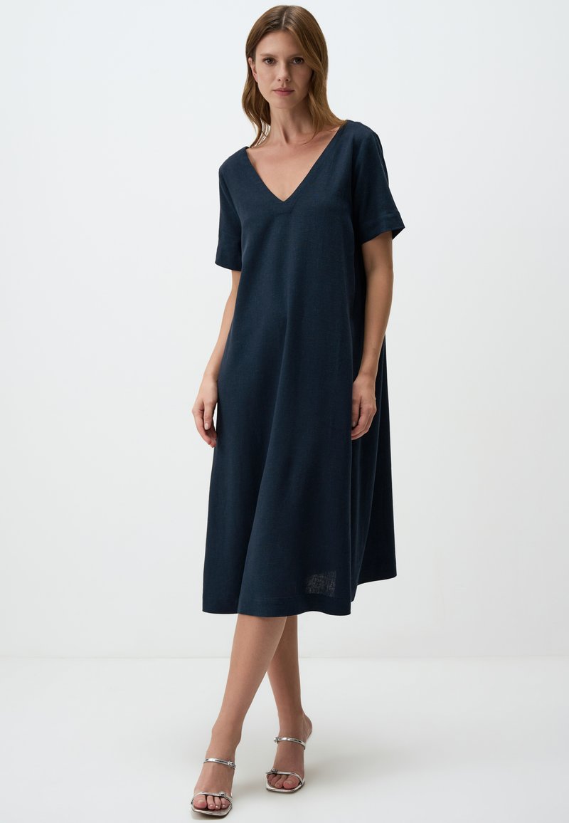 Dunkelblaues, knielanges Kleid aus leichtem Stoff mit V-Ausschnitt und kurzen Ärmeln. Einfaches Design mit entspanntem Schnitt.