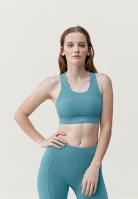 CAROLE - Brassières de sport à maintien normal - azul claro