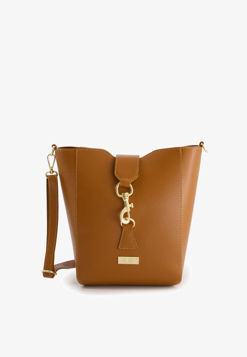 Braune Lederhandtasche mit strukturierter Oberfläche, sicherem Klappenverschluss, goldfarbener Hardware und abnehmbarem Tragegurt; mit einer verjüngten Öffnung gestaltet.