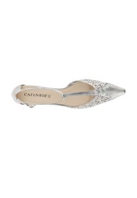 Zapato plano plateado de punta puntiaguda con tira en forma de T, lados metálicos tejidos y plantilla beige con la etiqueta "CafèNoir Vera Pelle".