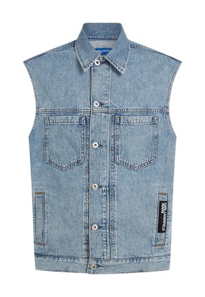 Ermeløs lys blå denimvest med knappelukking foran, to brystlommer, sidelommer, krage og sort merke på høyre side.