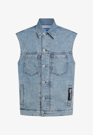 Ermeløs lys blå denimvest med knappelukking foran, to brystlommer, sidelommer, krage og sort merke på høyre side.