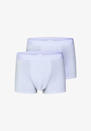 Deux paires de boxers blancs unis pour hommes avec des ceintures élastiques larges exposées sur un fond blanc.