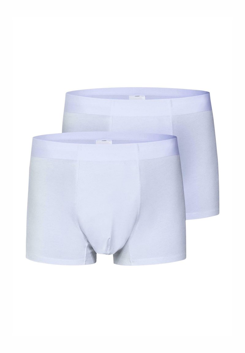 Két pár sima fehér férfi boxeralsó széles gumis derekakkal, fehér háttér előtt.