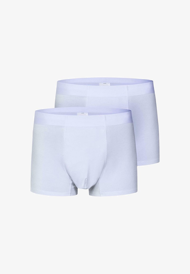 Két pár sima fehér férfi boxeralsó széles gumis derekakkal, fehér háttér előtt.