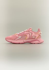 Rózsaszín sportcipő, amely hálós felsőrésszel, velúr díszítéssel és gumitalppal rendelkezik. Figyelemre méltó design elemei közé tartoznak a fehér fűzők és a márkázás.