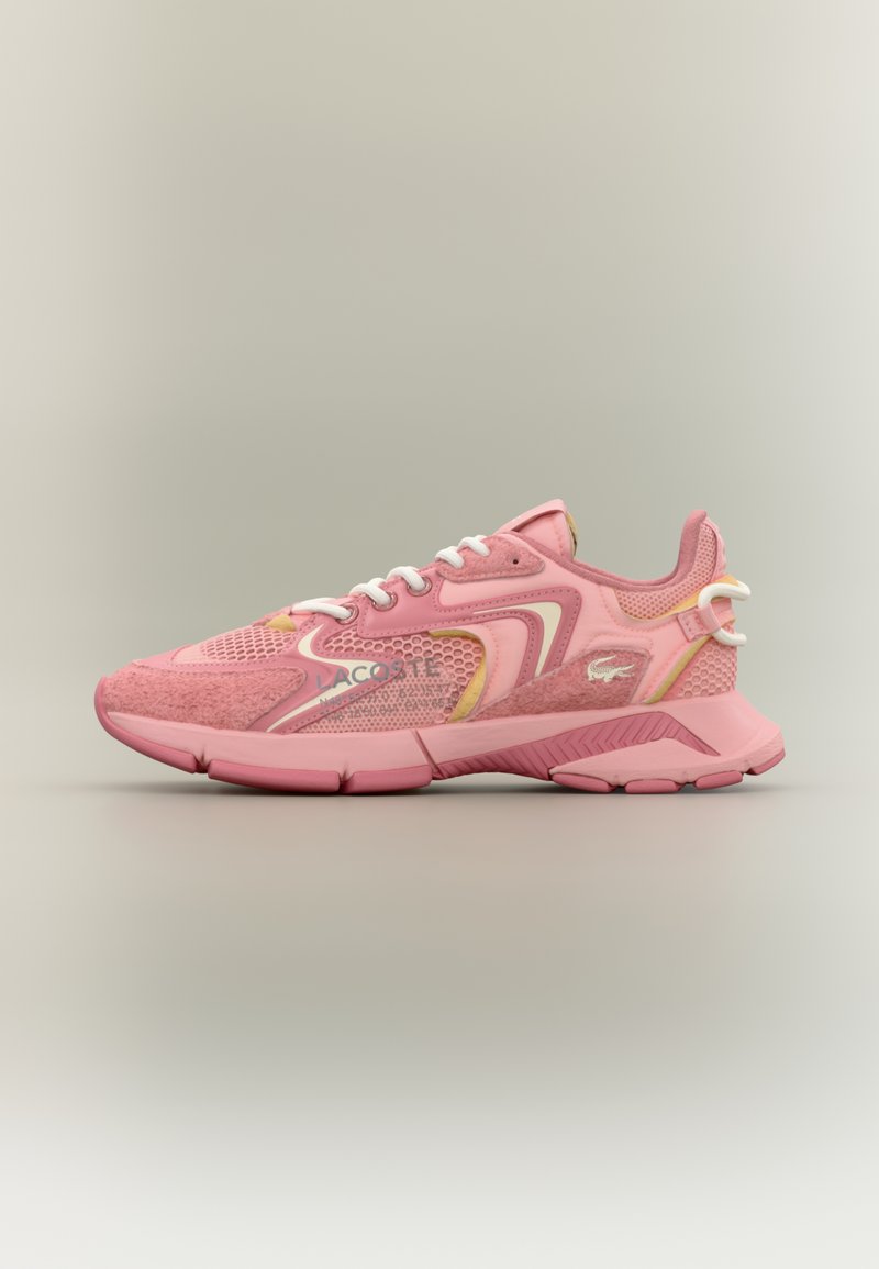 Rózsaszín sportcipő, amely hálós felsőrésszel, velúr díszítéssel és gumitalppal rendelkezik. Figyelemre méltó design elemei közé tartoznak a fehér fűzők és a márkázás.