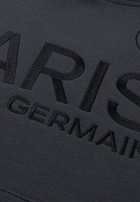 Schwarzer Sweatshirt mit erhabenem Text "PARIS" und "GERMAIN" in fetter Schrift. Glatter Stoff mit regular fit Design.