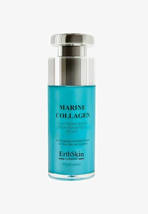 Przezroczysta szklana butelka z metalową srebrną zakrętką, zawierająca turkusowy serum. Etykieta z czarnym tekstem: "Marine Collagen Night Repair Serum" oraz nazwa marki.