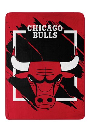 Rote Decke mit dem Logo der Chicago Bulls, akzentuiert mit schwarzen Spritzern und weißem Rahmen. Weiche Textur, rechteckige Form.