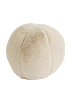 Weicher, runder beige Pelzhut mit genähten Segmenten, von hinten auf weißem Hintergrund gezeigt.