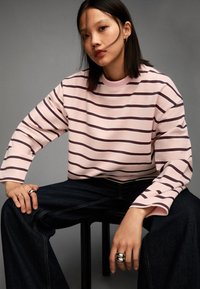 Bershka STRIPED - Maglietta a manica lunga - light pink