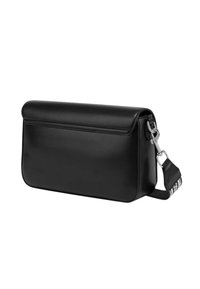 Borsa crossbody nera in pelle liscia. Presenta una forma rettangolare strutturata, un pattina superiore arrotolata e una tracolla staccabile con hardware.