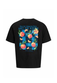 Μαύρο T-shirt με πολύχρωμες εικονογραφήσεις ροδάκινων πάνω σε μπλε γεωμετρικό μοτίβο και μπλε κείμενο που γράφει "Rue de Lépante Nice ART DE VIVRE Mediterranean Provence".