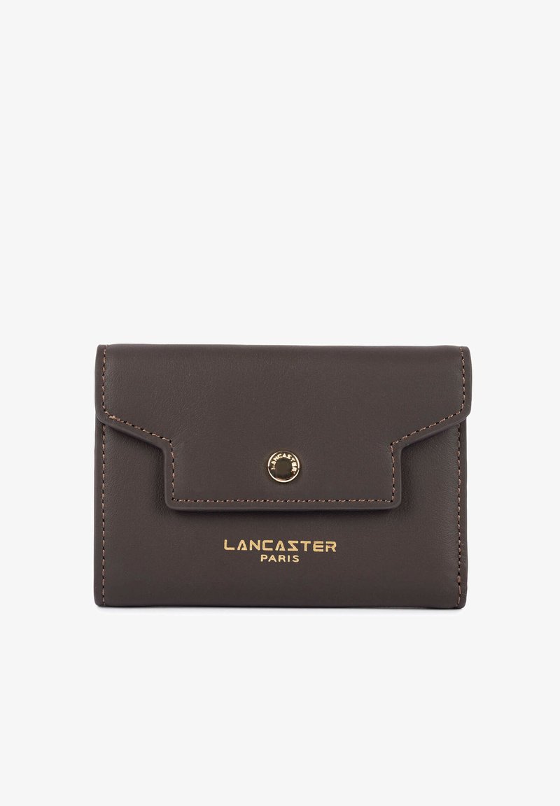 Portefeuille en cuir marron foncé avec fermoir bouton doré et logo "Lancaster Paris" embossé en doré sur le devant.