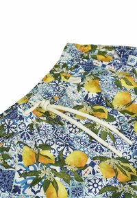 Pantaloni da bagno realizzati in tessuto con un motivo a limone e fiori su uno sfondo blu. Vita elasticizzata con chiusura a cordino.