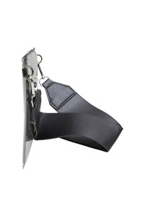 Gennemsigtig telefonlomme med en sort, justerbar rem og metalclips. Har en glat overflade og en slank rektangulær form.