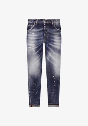 Ciemnoniebieskie dżinsy z denimu z przetarciami i wyblakłymi miejscami, plamami z farby, podwiniętymi mankietami oraz przednimi kieszeniami zapinanymi na guziki.