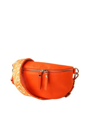 Helle orangefarbene Leder-Gürteltasche mit doppeltem Reißverschluss und breitem, gemustertem, verstellbarem Schultergurt, vor weißem Hintergrund dargestellt.