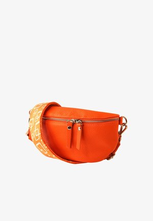 Heldere oranje leren heuptas met dubbele rits en brede, verstelbare band met patroon, getoond tegen een witte achtergrond.