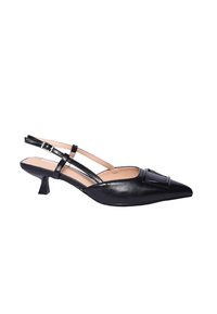 Scarpa slingback in pelle nera con punta affusolata, cinturini sottili e tacco a blocco piccolo. Presenta un accento con fibbia rettangolare nella parte anteriore.