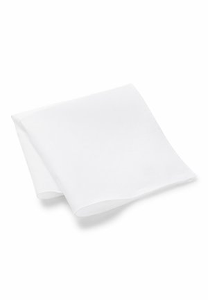 Weißes, gefaltetes Einstecktuch aus dezent strukturiertem Stoff auf weißem Hintergrund, geeignet für formelle Kleidung.