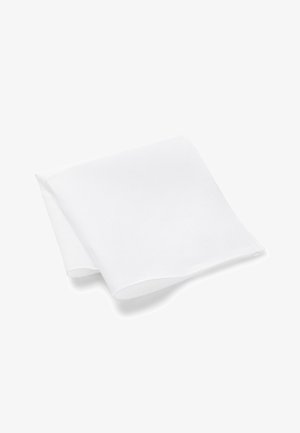 Pochette bianca piegata con tessuto leggermente strutturato su sfondo bianco, adatta per abbigliamento formale.