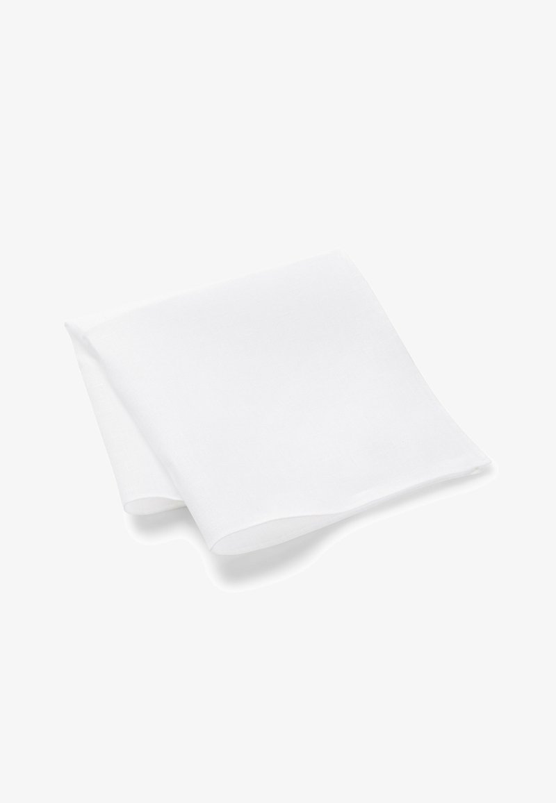 Weißes, gefaltetes Einstecktuch aus dezent strukturiertem Stoff auf weißem Hintergrund, geeignet für formelle Kleidung.