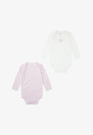 Dos bodys de bebé de manga larga: uno blanco con texto, y otro rosa claro con patrones de flores amarillas y moradas. Ambos cuentan con cierres de broches.
