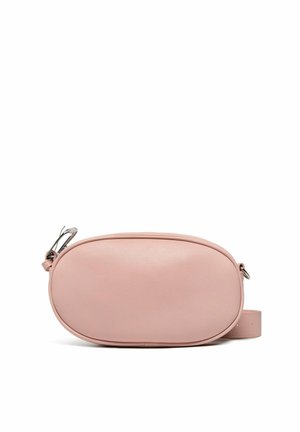 Bolso bandolera de cuero rosa pálido en forma ovalada con hebilla plateada y correa ajustable sobre fondo blanco.