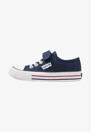 Granatowe niskie trampki z materiału z białym gumowym noskiem, białymi sznurówkami, czerwoną i niebieską paskowaną podeszwą oraz logo Levi's po boku.