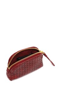 Bordowa pleciona skórzana etui z złotym suwakim, o teksturowanej powierzchni i kontrastowym materiałowym wnętrzu.