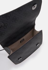 Czarny portfel z fakturowanej skóry z klapką na zatrzask metalowy. Wnętrze posiada nadruk z logo i przegródkę na karty.