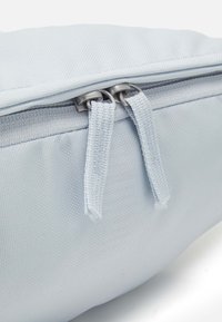 Nike Sportswear HERITAGE WAISTPACK UNISEX - Bolsa de cintura - aura/amethyst wave