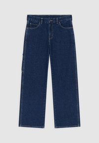 Proste, ciemnoniebieskie dżinsy z denimu, z zapięciem na guzik i suwak, przednimi kieszeniami oraz szlufkami na pasek, na jasnym tle.